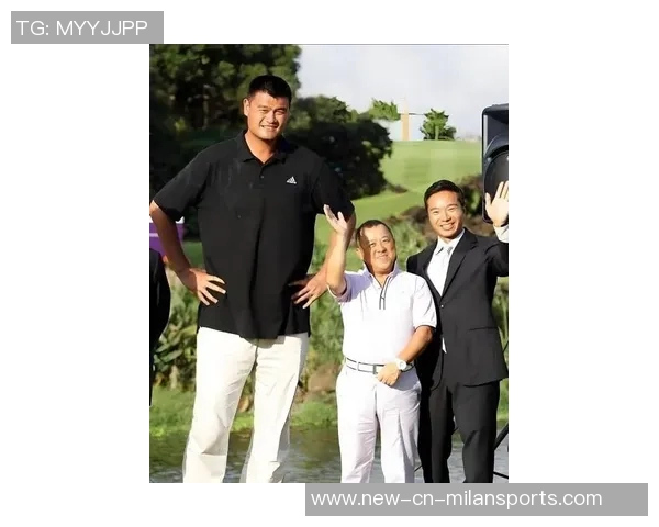 姚明与篮网新秀杰明同框合影引发热议谁能在巨人面前不变矮人