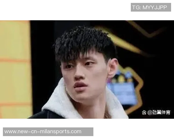 曾凡博全力以赴抢断狄龙皮球倒地争抢引发犯规争议